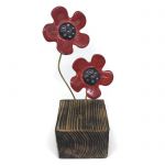 kwiaty-ceramiczne-na-drewnianym-klocku-czerwone-1.jpg