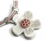 wisior-naszyjnik-kwiat-z-ceramiki-bialy-z-rozem.jpg